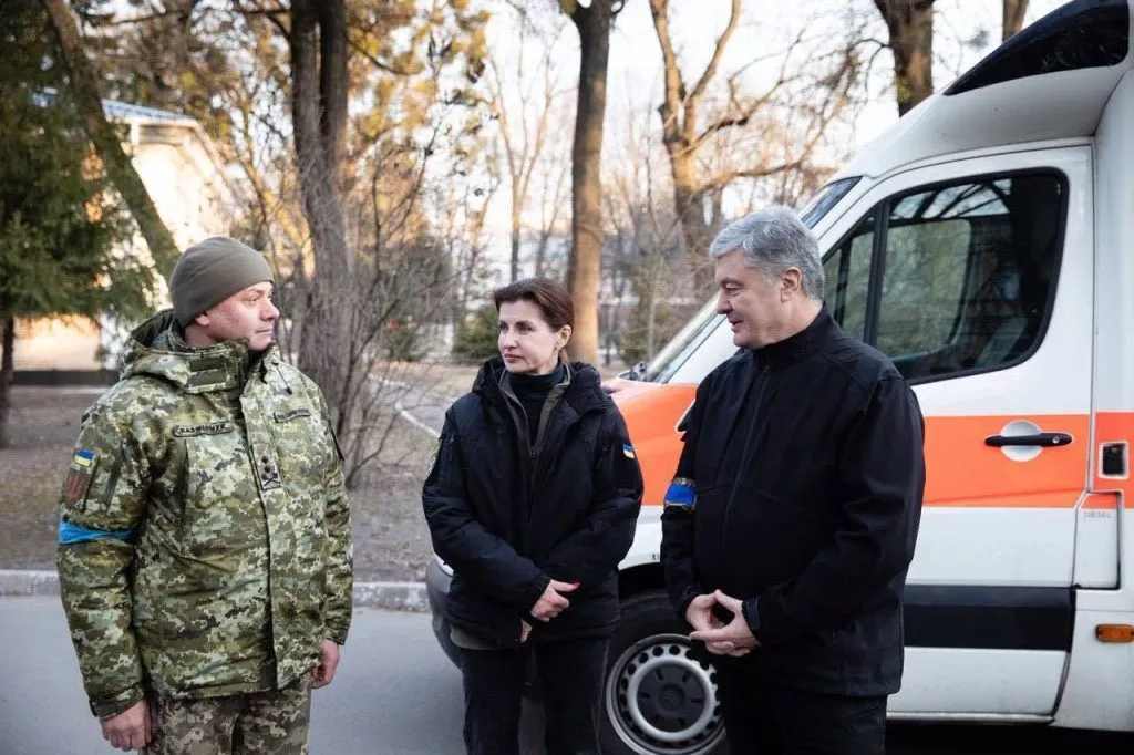 Порошенко поблагодарил медиков за спасение жизней