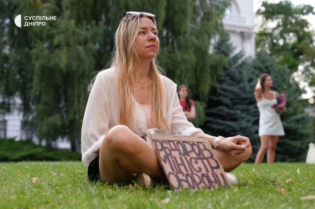 Участники протеста выступают против увольнения Федорова.