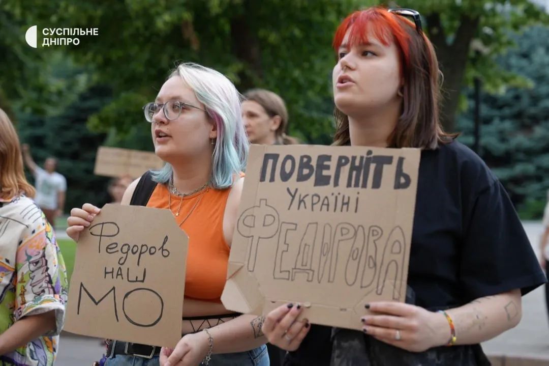 Продолжается «картонный» митинг.