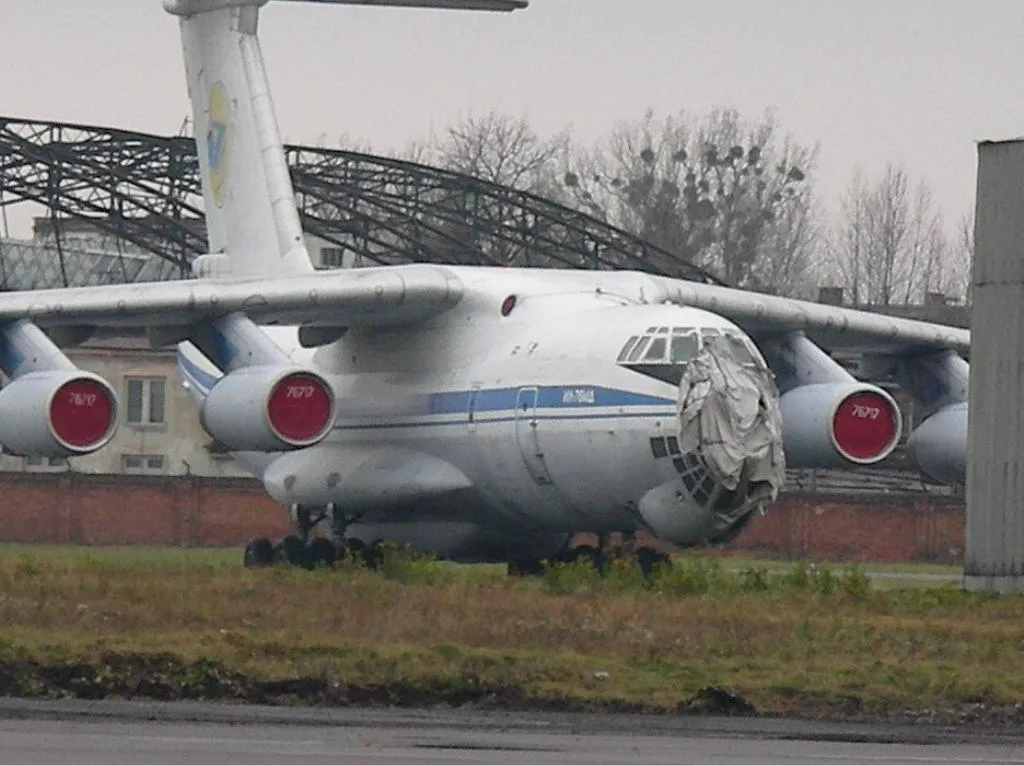 Повреждённый на аэродроме самолёт UR-76717.