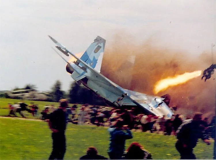Су-27УБ, борт 42, падает на зрителей.