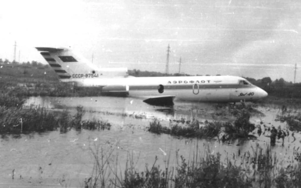 Аварийная посадка Як-40 в Осокорках произошла 2 июня 1976 года.