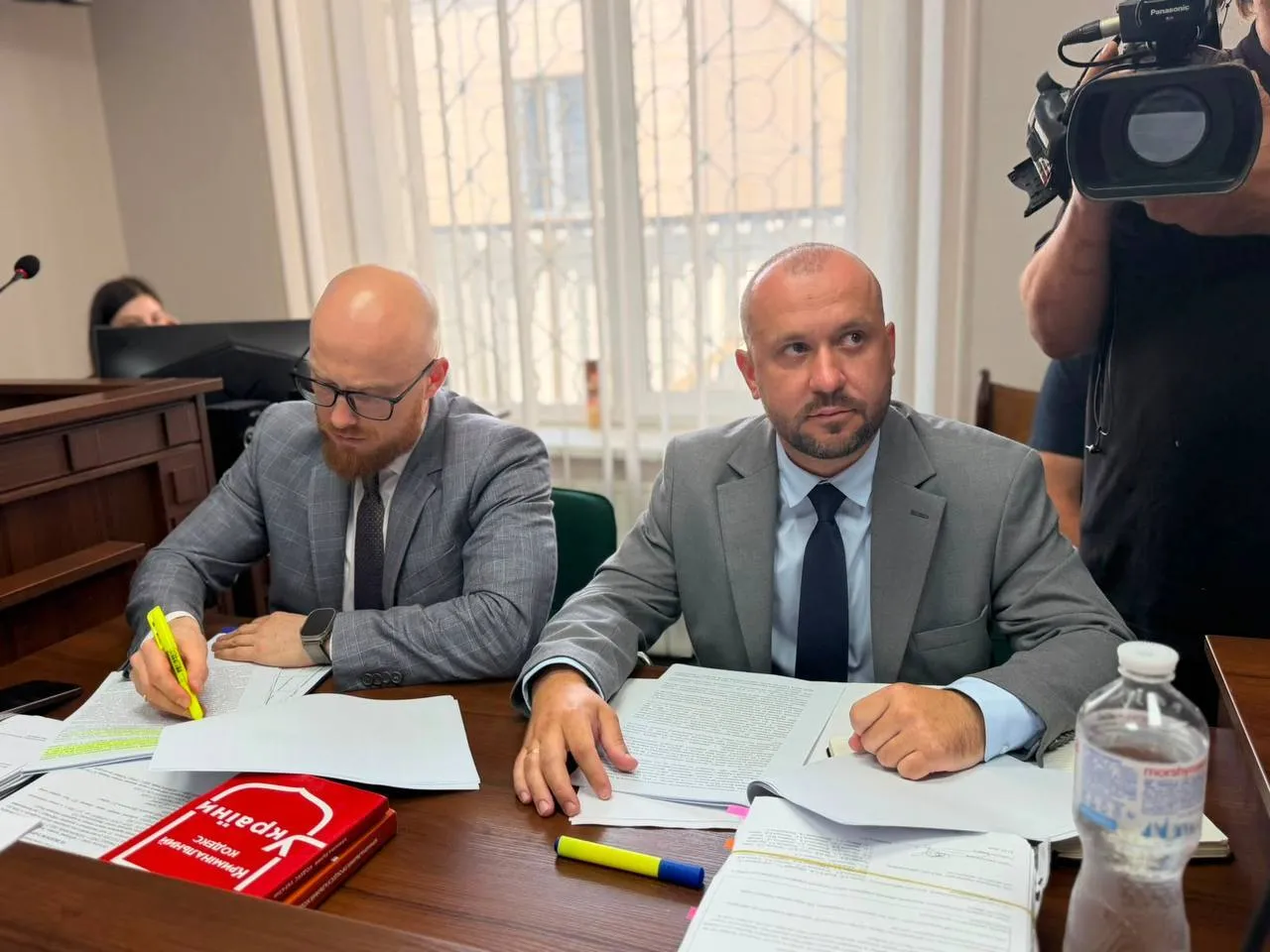 Определяют меру пресечения в отношении организатора выставки.