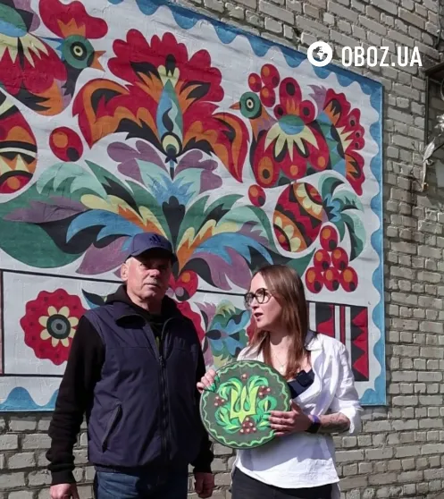 Мастер из Хмельницкой области Виктор и главный редактор OBOZ.UA Леся Гасич с подарком, который получит победитель розыгрыша