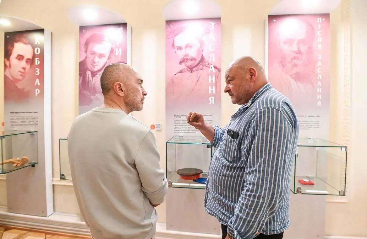 Дмитрий Стус проводит Андрею Пышному экскурсию по Национальному музею Тараса Шевченко