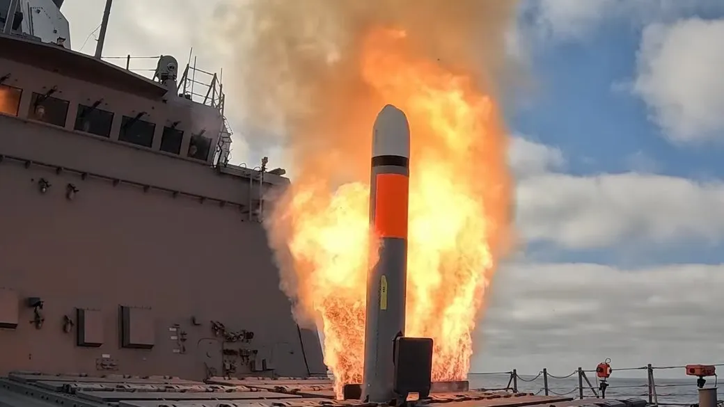 Запуск ракеты «Томагавк» с эсминца «Брисбен» Королевских ВМС Австралии.