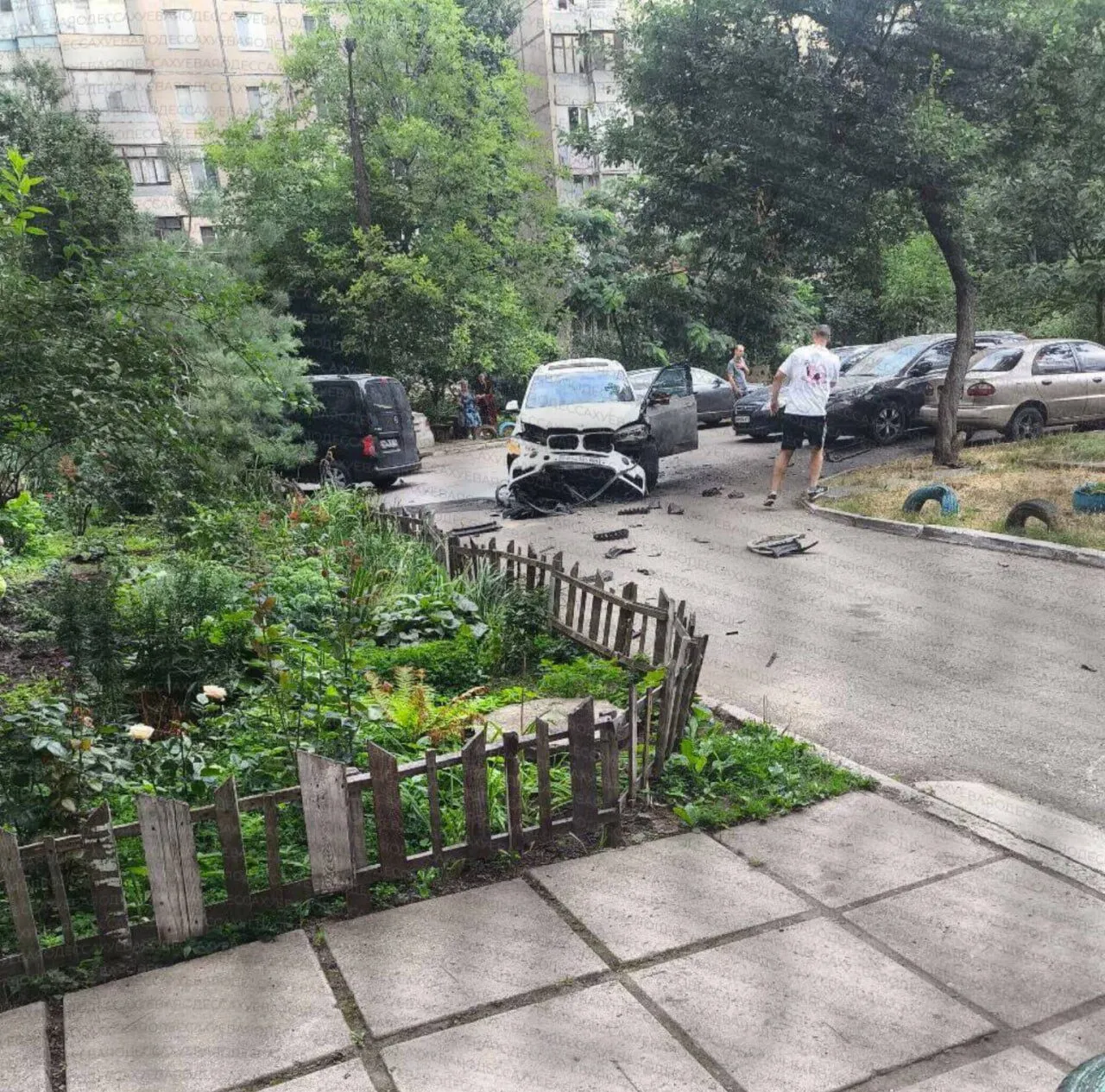 Автомобіль вибухнув у дворі багатоповерхівки