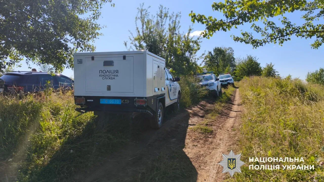 В результате стрельбы двое сотрудников правоохранительных органов получили ранения.
