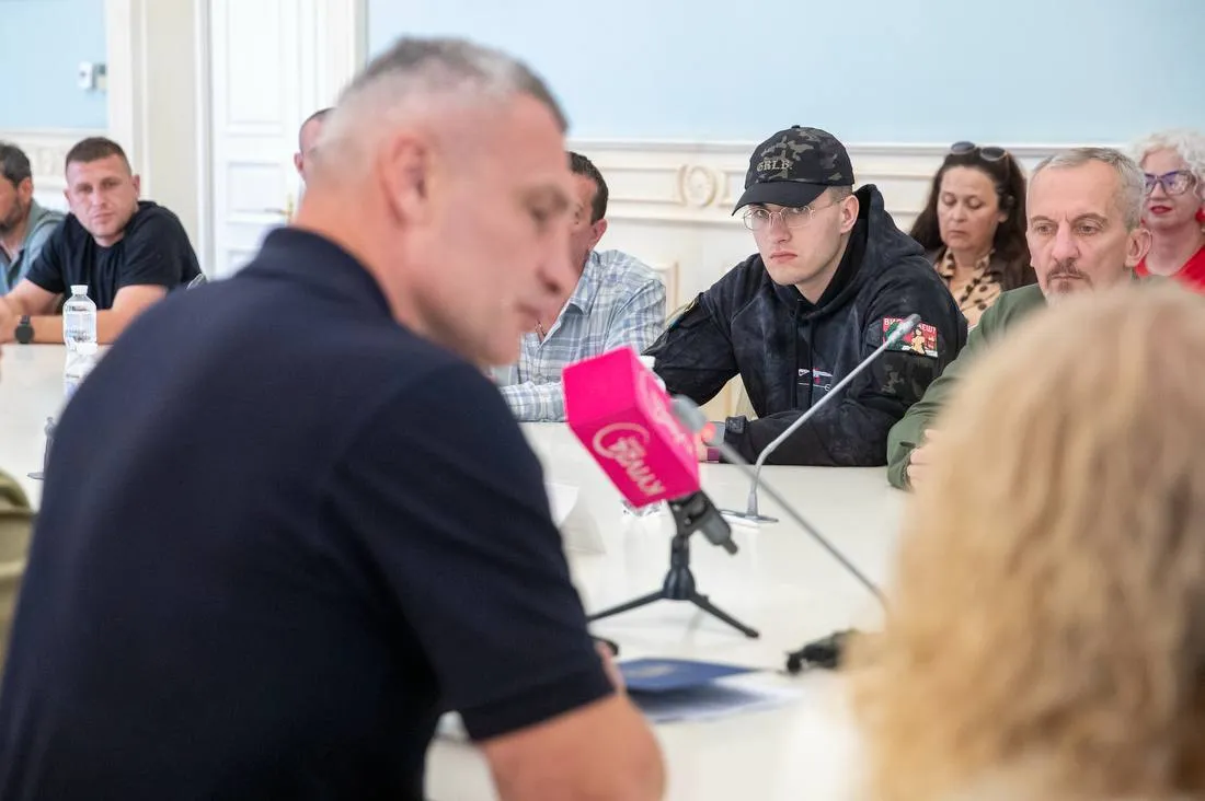 Кличко наградил киевских военных, освобожденных из российского плена