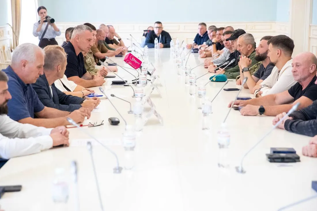 Кличко наградил киевских военных, освобожденных из российского плена