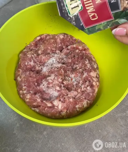 Приправляємо фарш для начинки