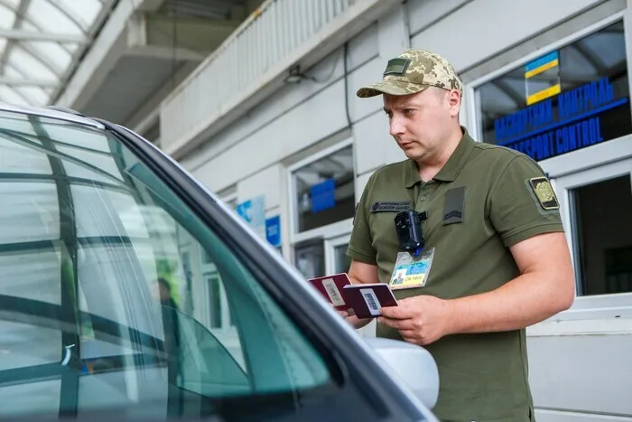 Проверка документов на пограничном пункте пропуска