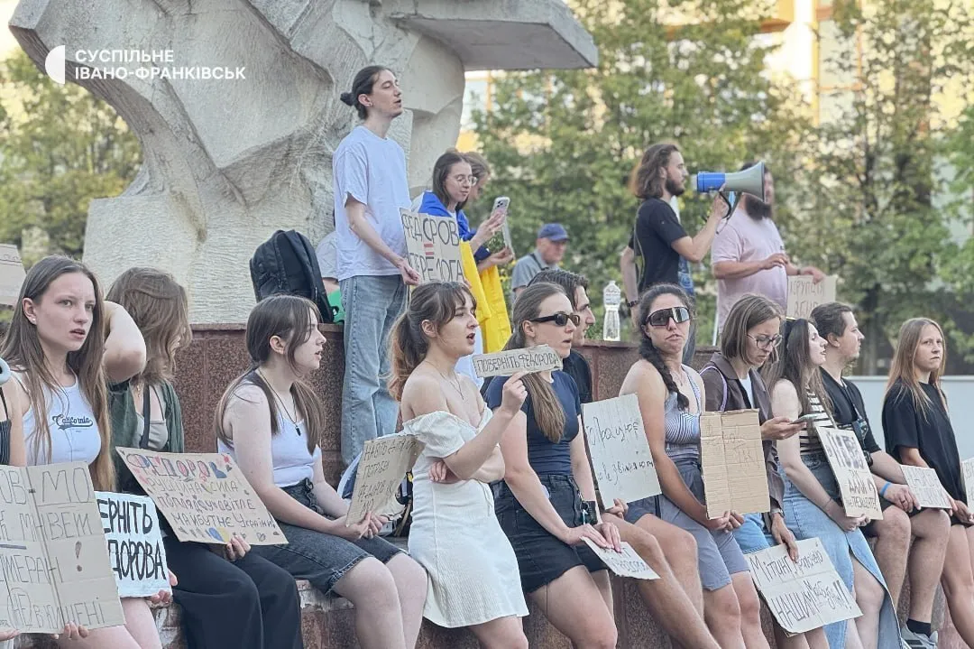 Митинги продолжаются.