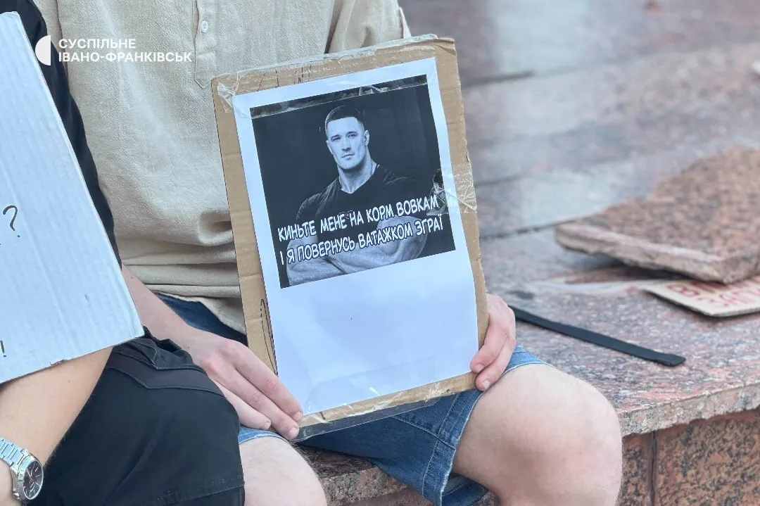 На картонках выражена позиция граждан.
