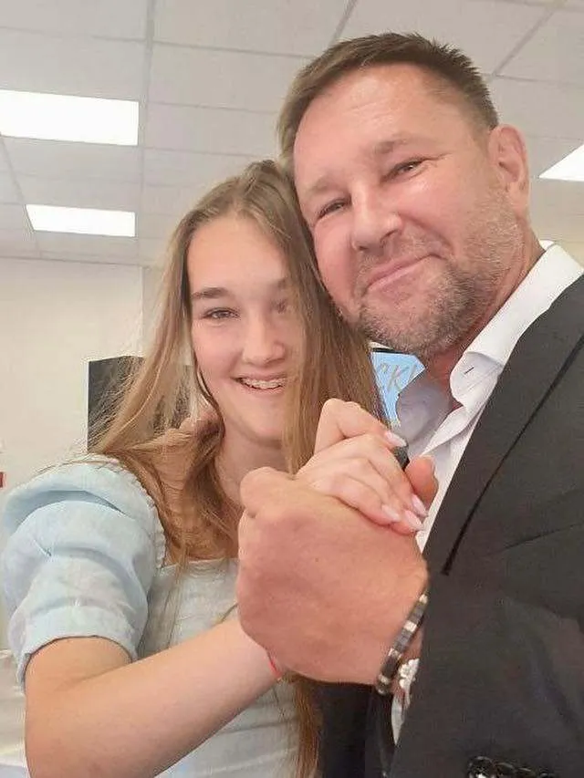 Донька ведучого повернулася в Україну, хоча й почала навчатися в університеті в Гаазі