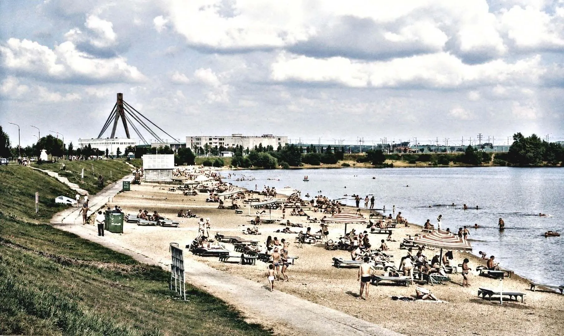 Вид на Северный мост с пляжа на озере Вербное, 1988 год.