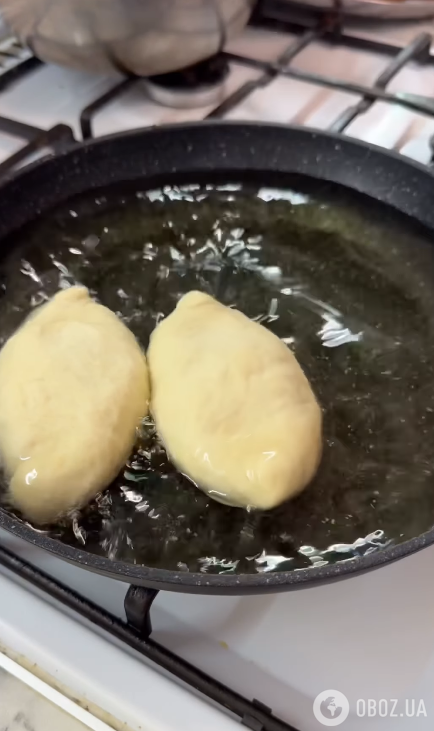 Выкладываем пирожки на сковороду