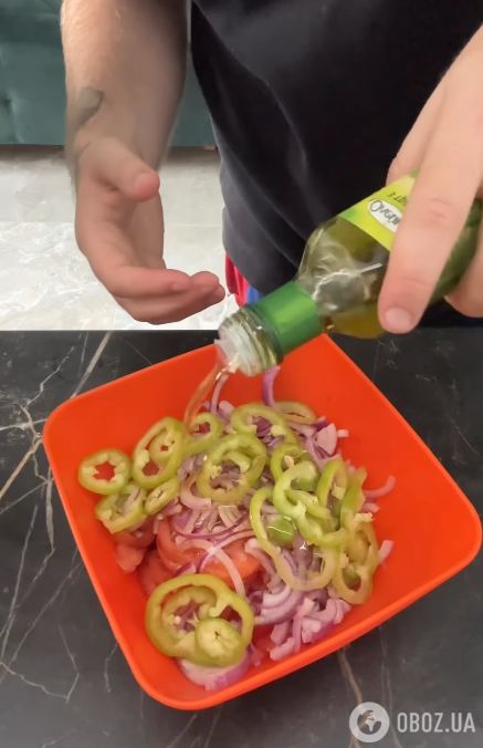 Заправляем салат
