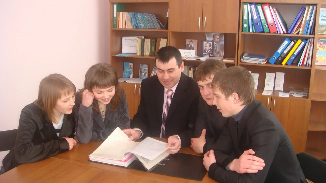 Роман Барвінок з учнями.