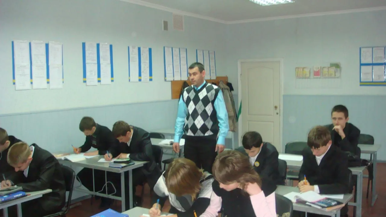 Роман Барвінок оцінює тільки письмові роботи учнів і намагається створювати в класі сімейну атмосферу.