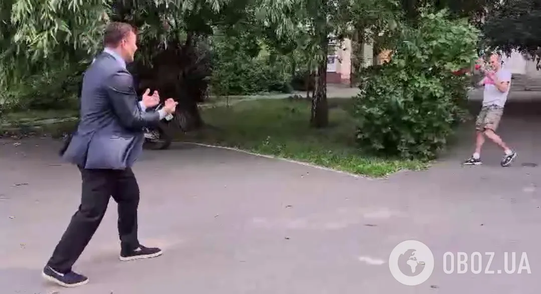 Помідори полетіли в Миколу Тищенка. Він розізлився та намагався дати здачі