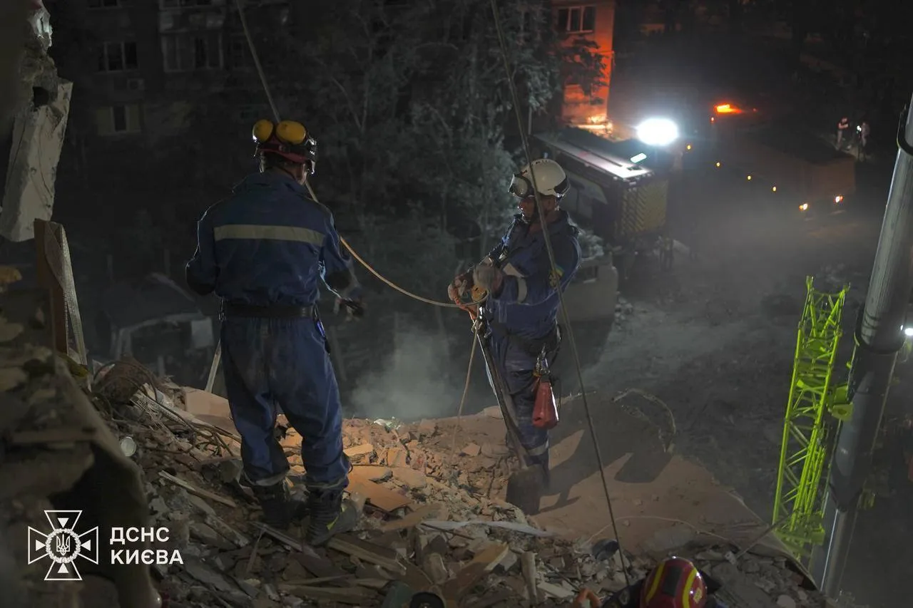 У Києві на місці влучання по багатоповерхівці рятувальники працювали всю ніч