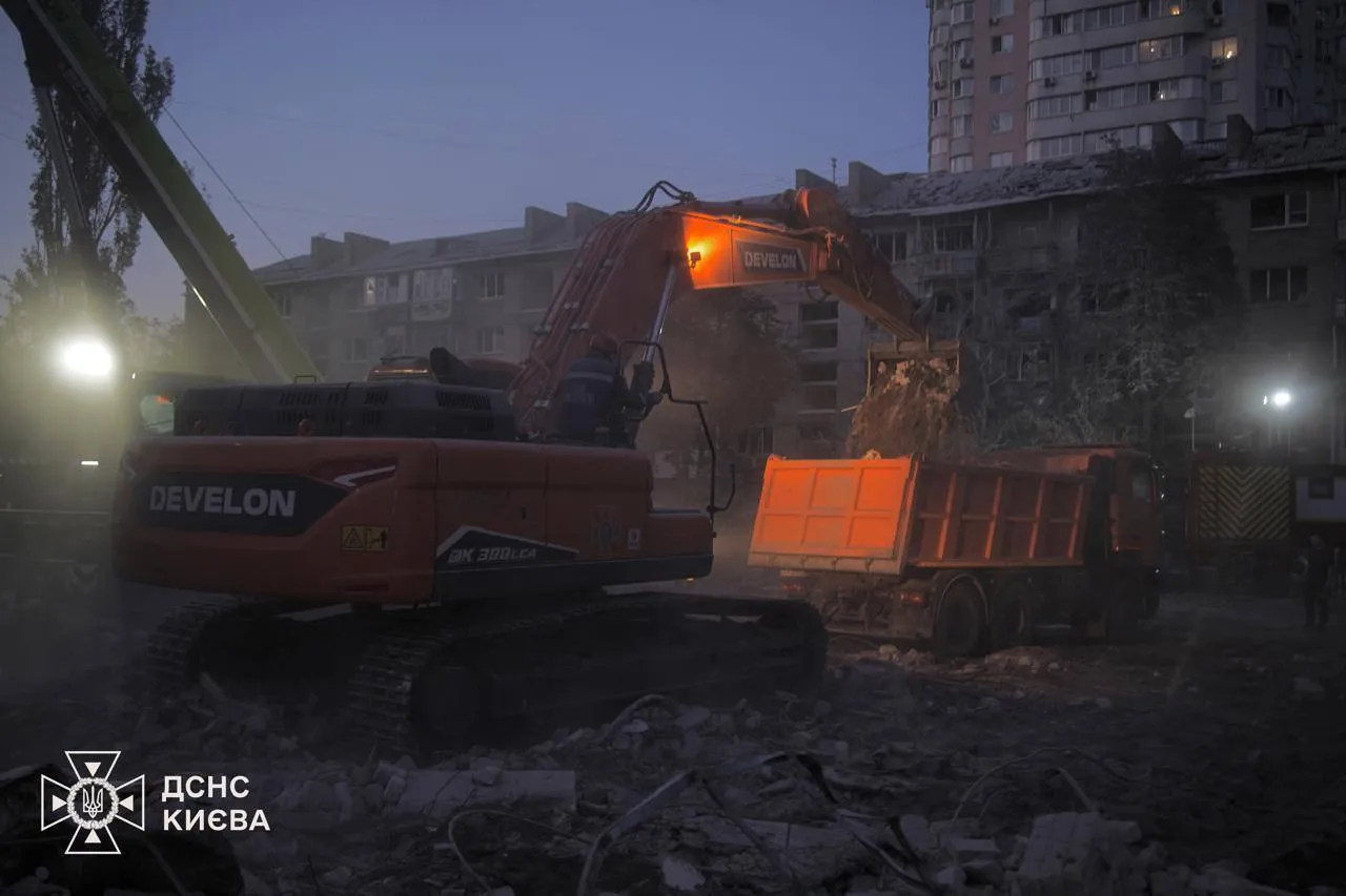 У Києві на місці влучання по багатоповерхівці рятувальники працювали всю ніч