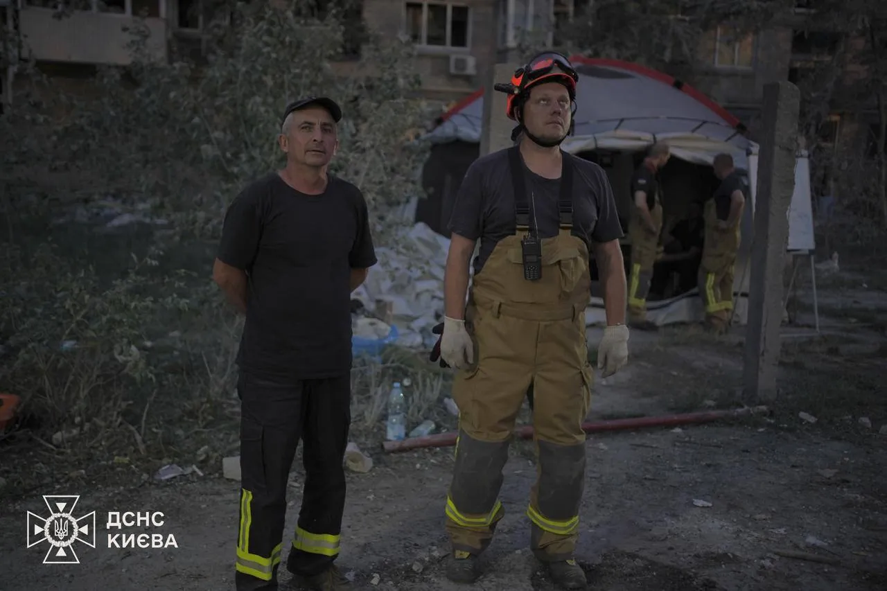 У Києві на місці влучання по багатоповерхівці рятувальники працювали всю ніч