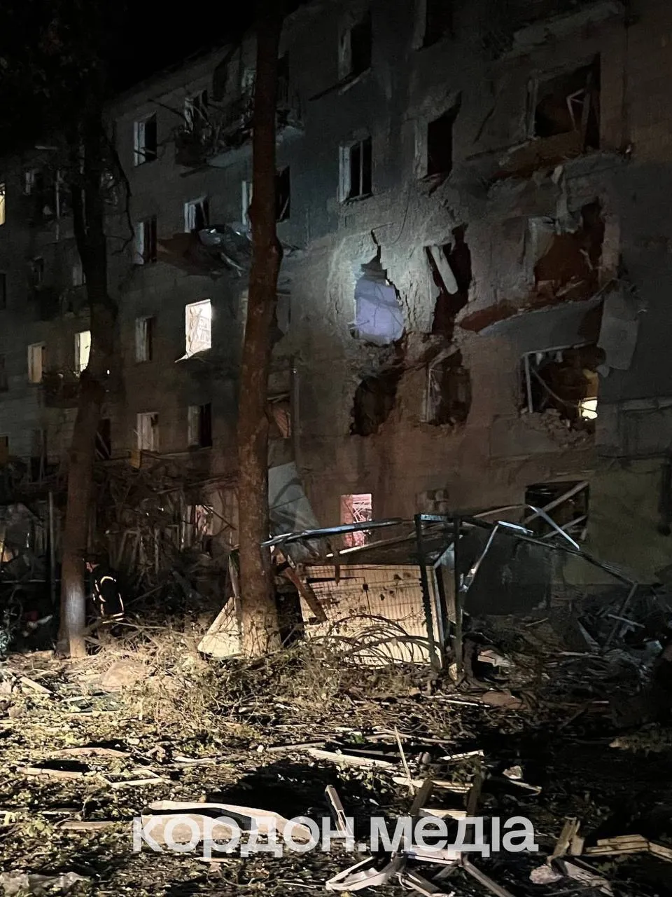 Дом изувечен мощной взрывной волной.