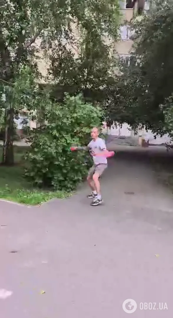 Невідомий кидався помідорами в скандального народного обранця