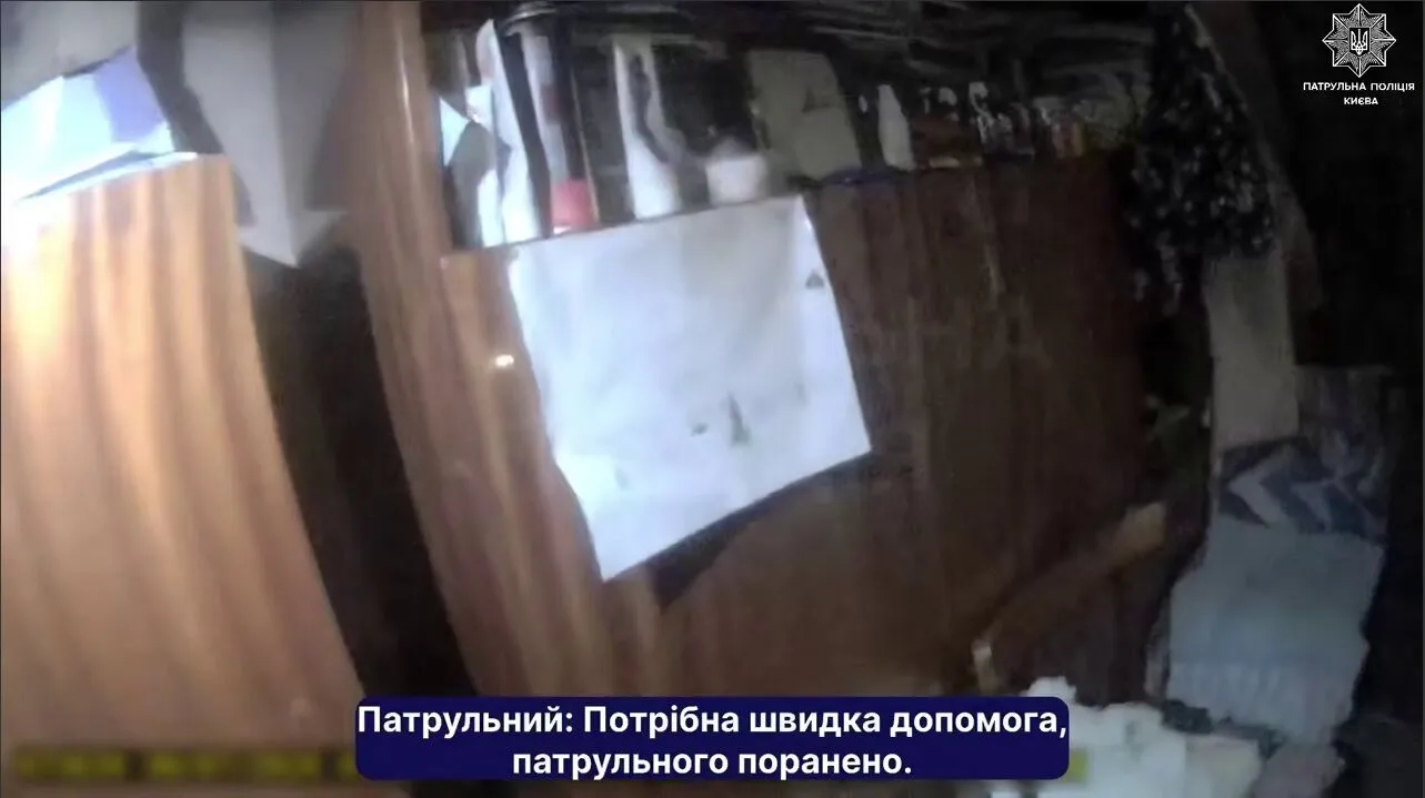 Підліток кидався з ножем на рідних, а потім поранив патрульного.