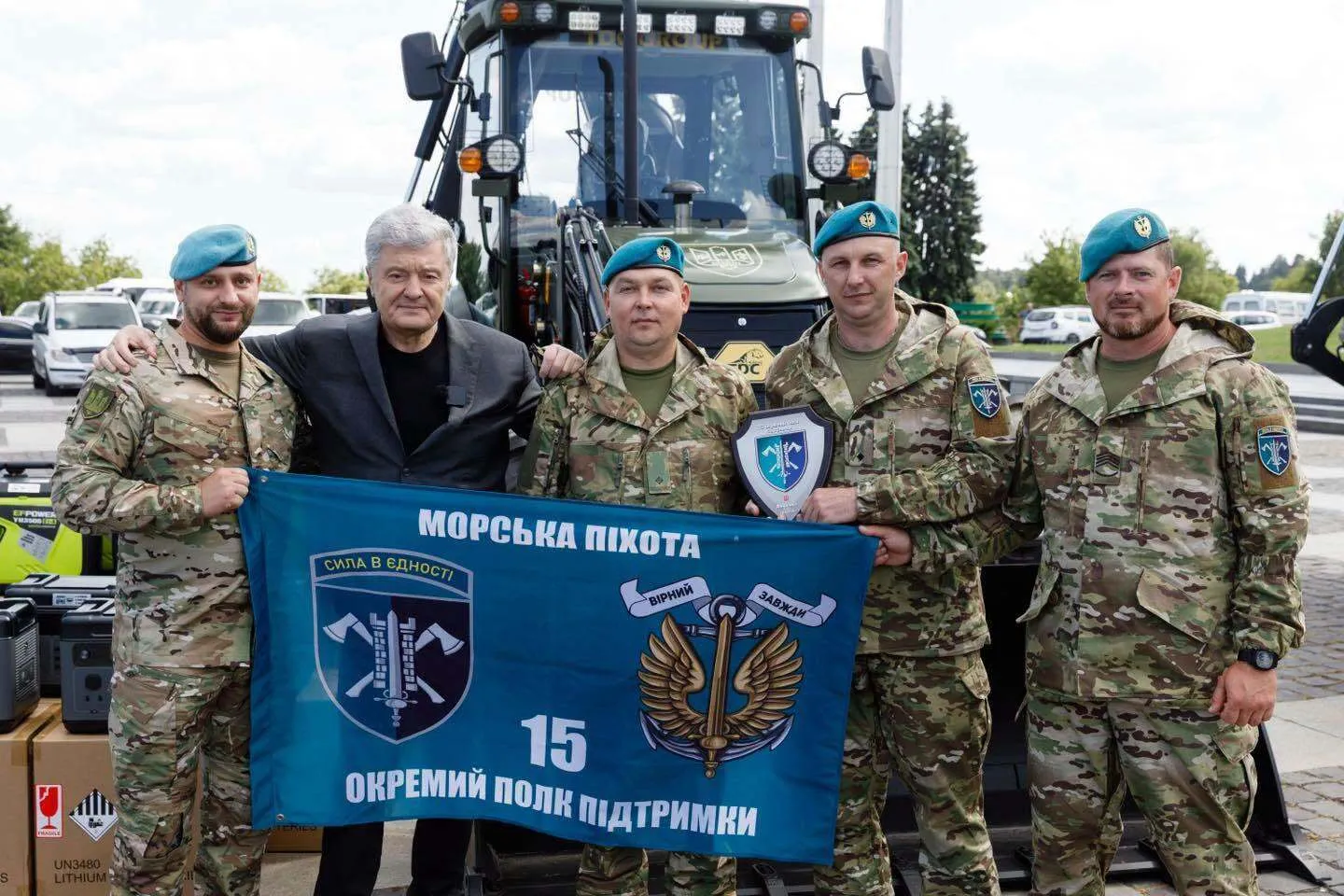 Порошенко передав чергову партію допомоги українським військовим.