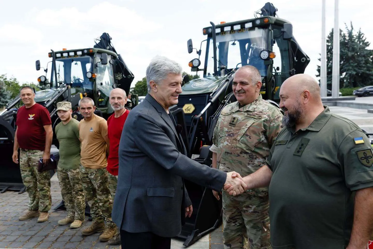 Порошенко передав чергову партію допомоги українським військовим.