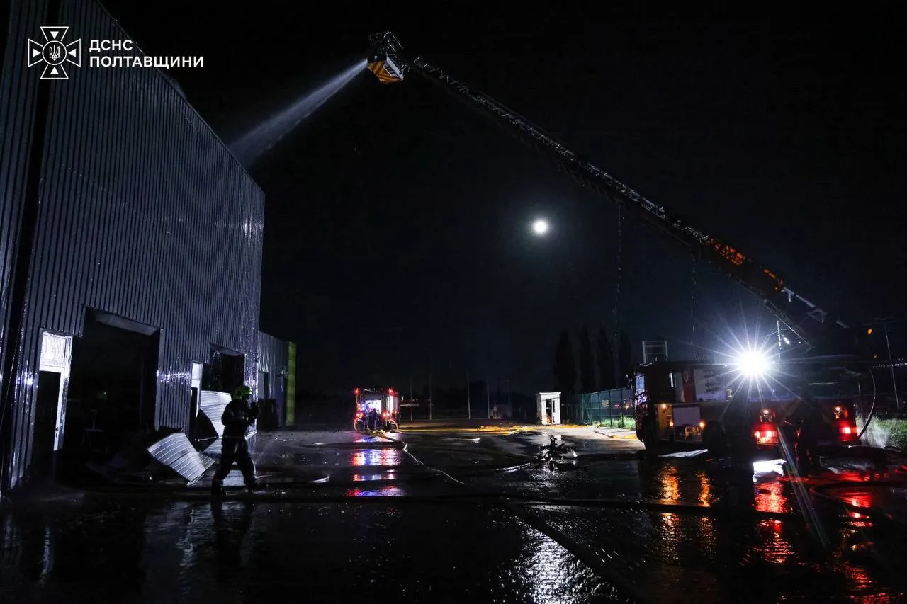 На месте удара работали спасатели