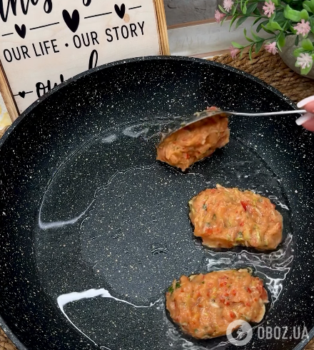 Выкладываем котлеты на сковороду