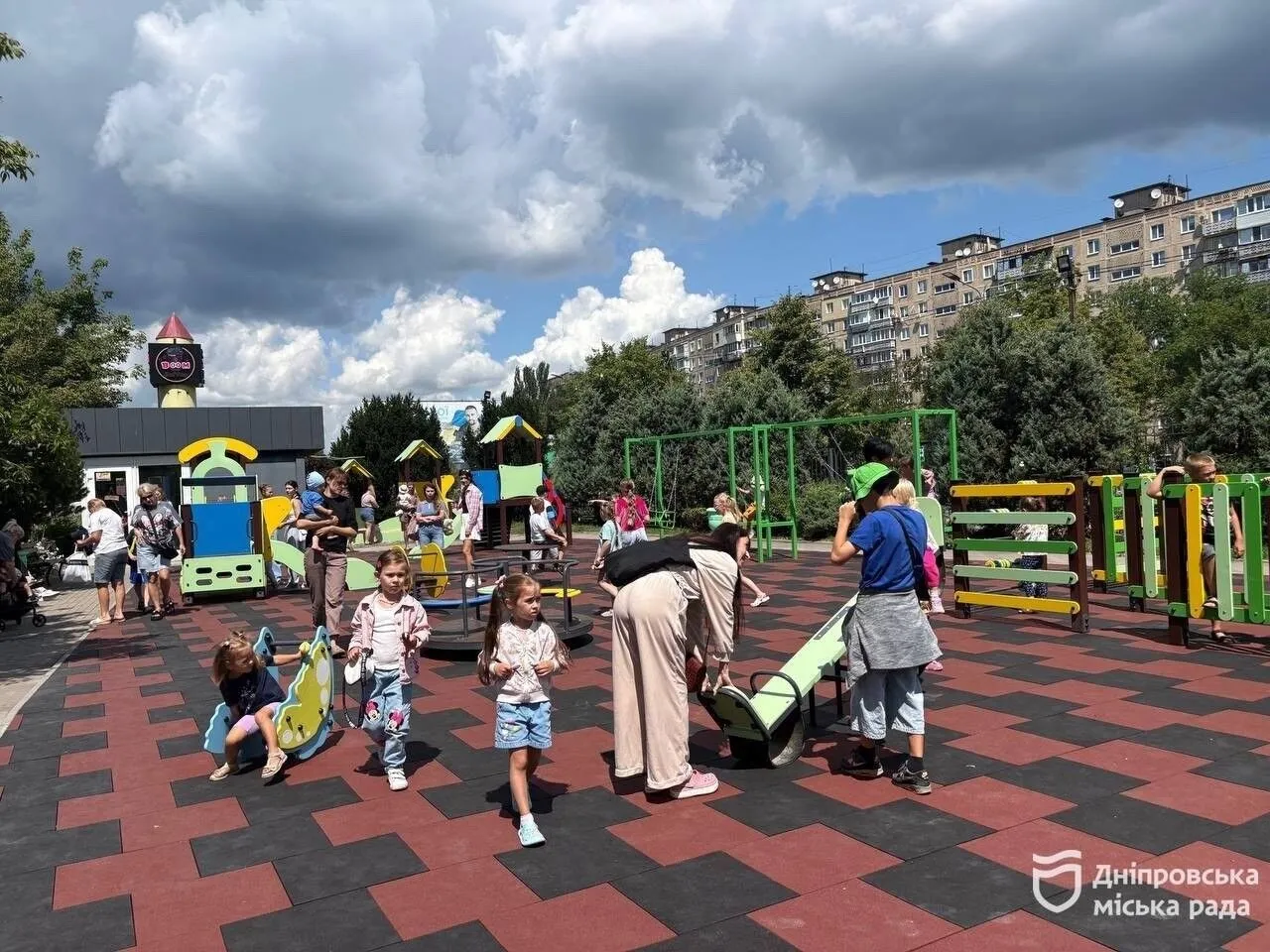 У Дніпрі відкрили оновлений дитячий майданчик з ексклюзивною ігровою зоною