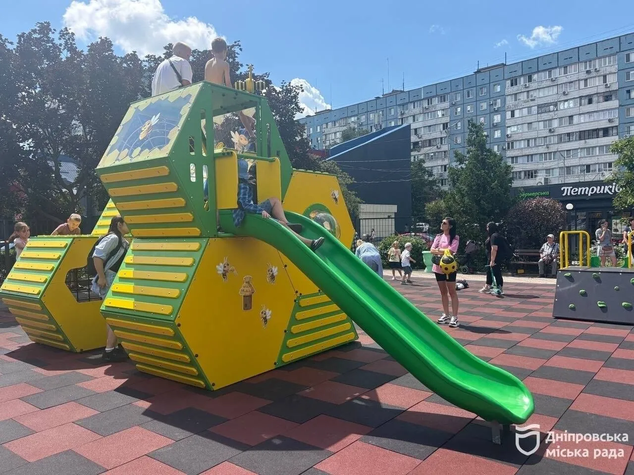 У Дніпрі відкрили оновлений дитячий майданчик з ексклюзивною ігровою зоною