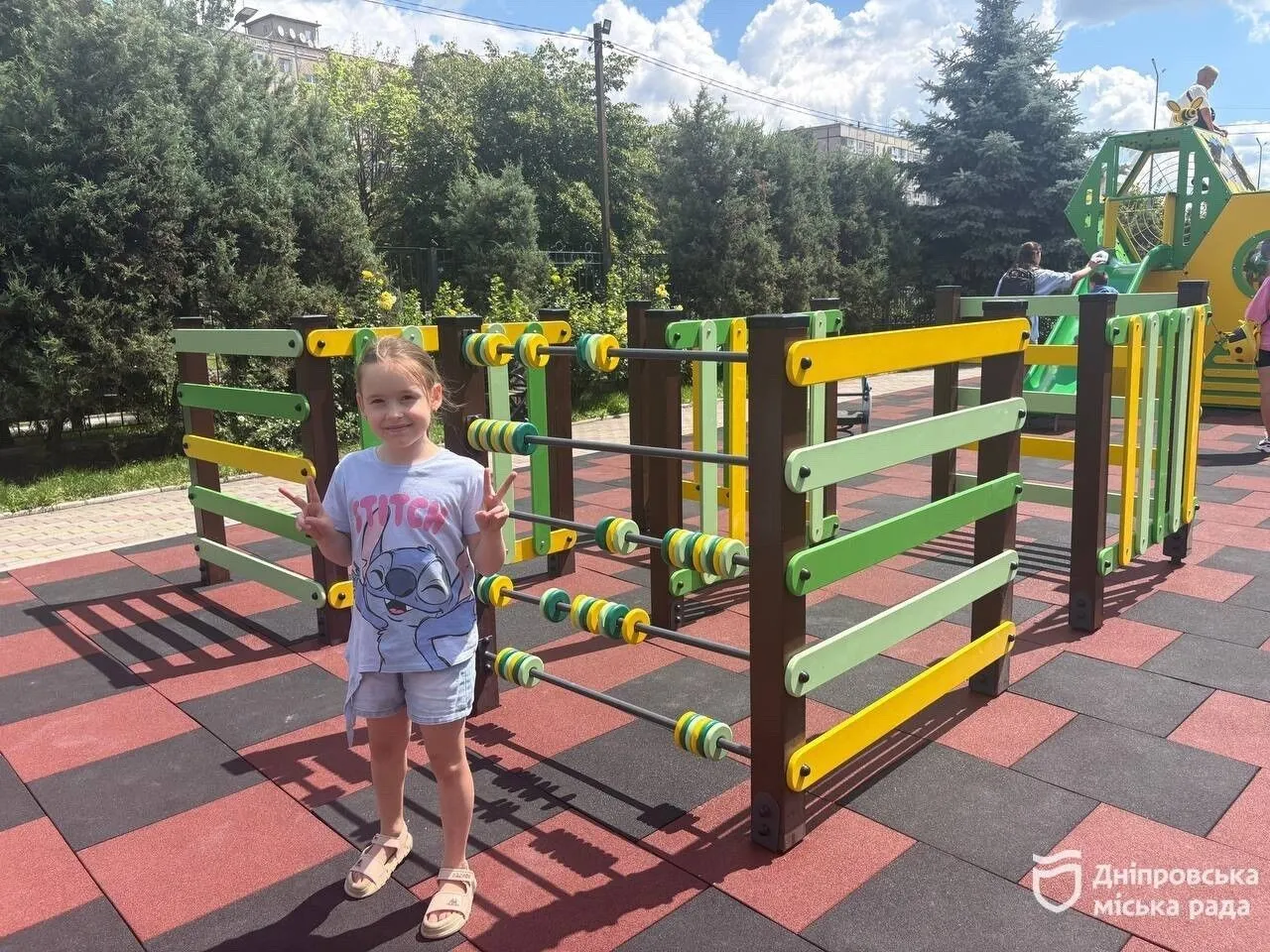 У Дніпрі відкрили оновлений дитячий майданчик з ексклюзивною ігровою зоною