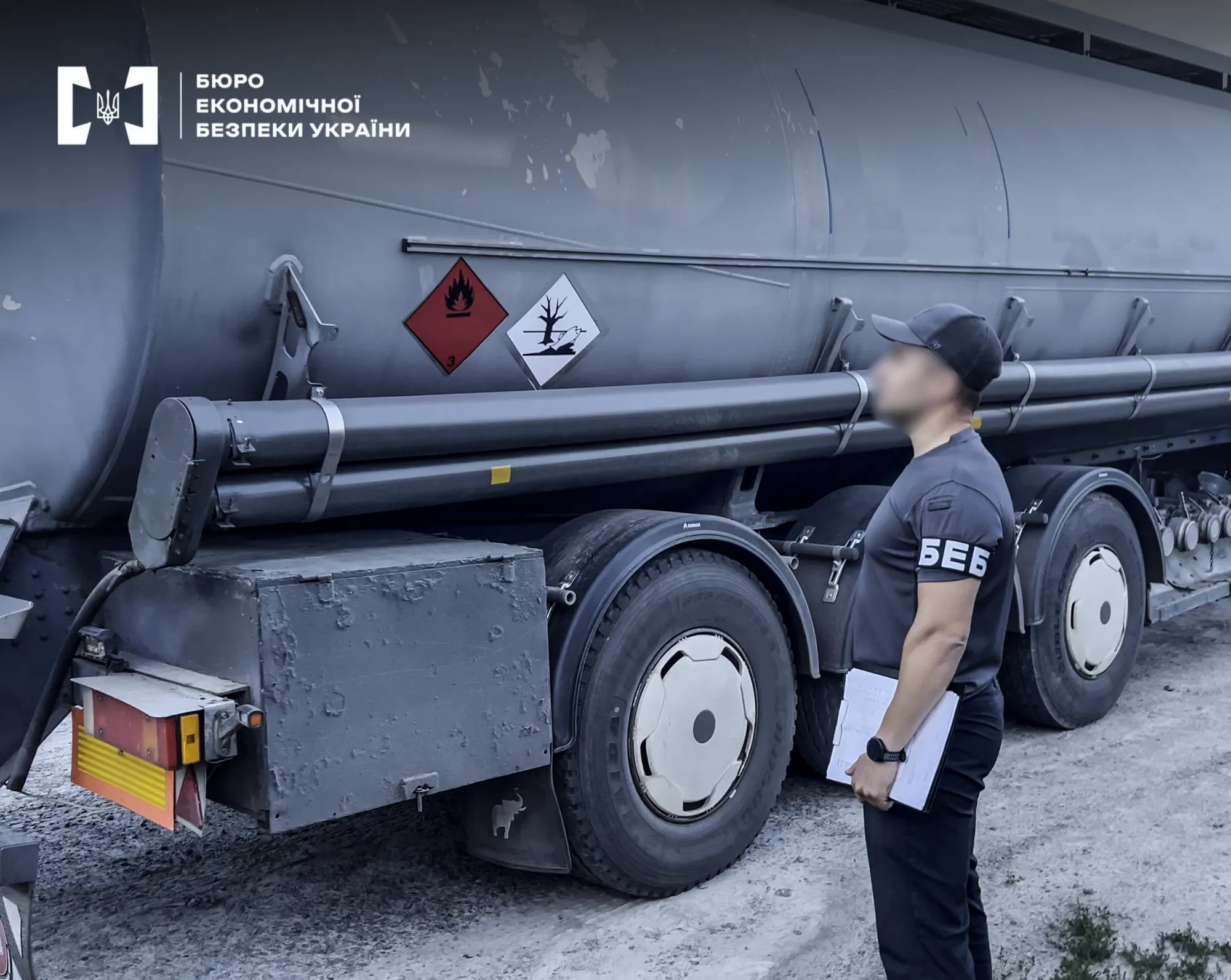Обшуки на об'єктах нелегального збуту підробленого пального