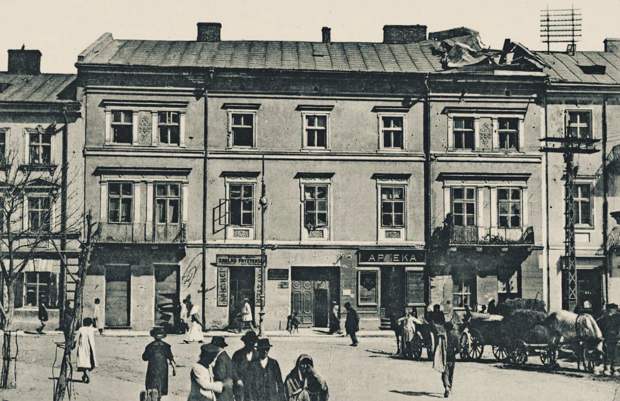 Несмотря на опасность, в городе оставалось немало людей.