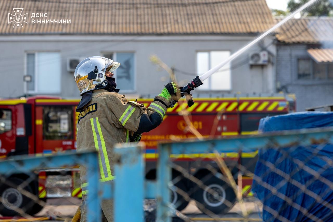 Рятувальники на місці ворожого удару по Вінниччині