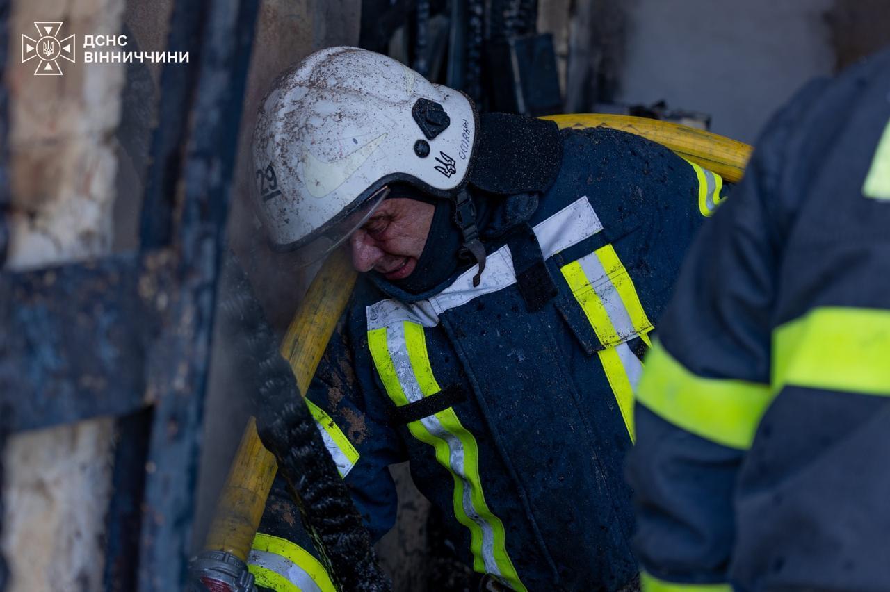 Рятувальники на місці ворожого удару по Вінниччині