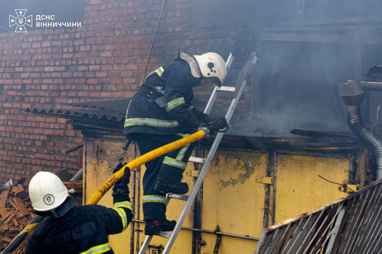 Рятувальники на місці ворожого удару по Вінниччині