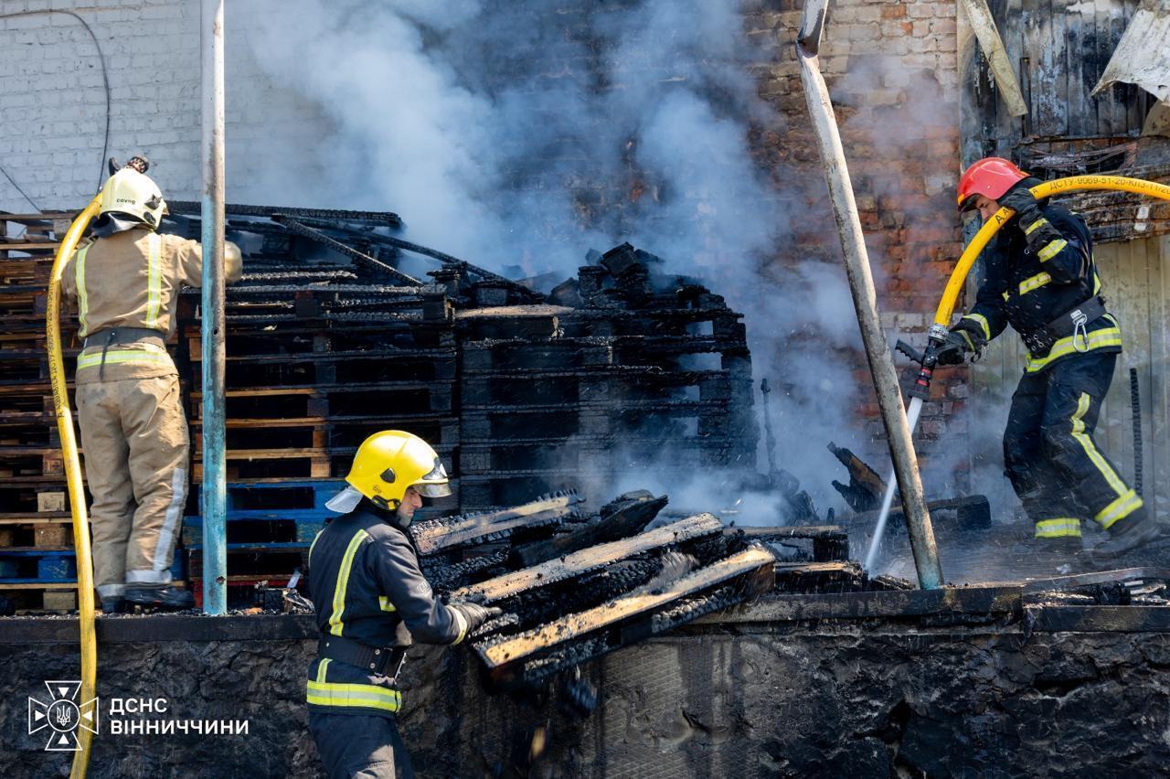 Рятувальники на місці ворожого удару по Вінниччині