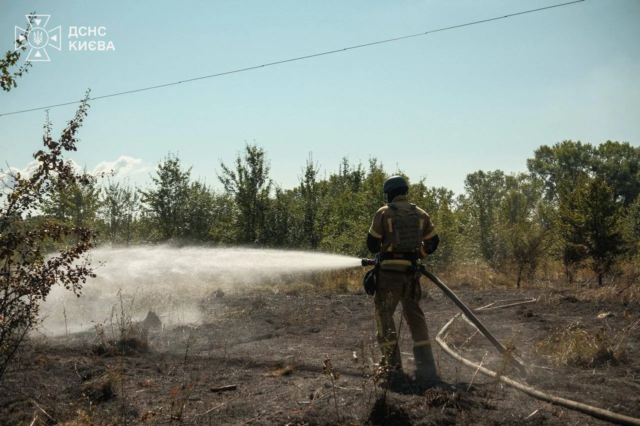 Внаслідок російської атаки розпочалась масштабна пожежа.