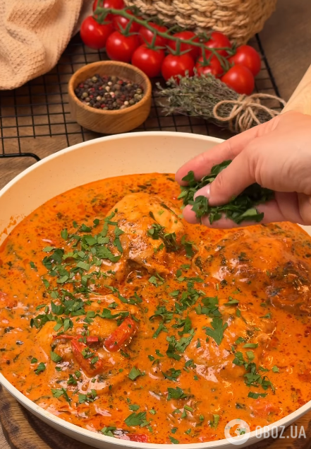 Выкладываем курицу и добавляем зелень