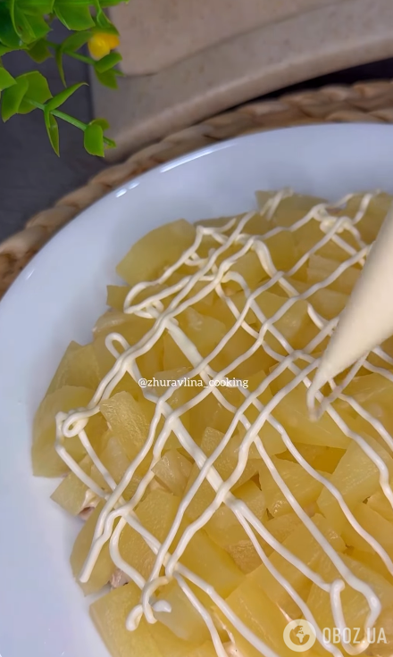 Выкладываем салат слоями