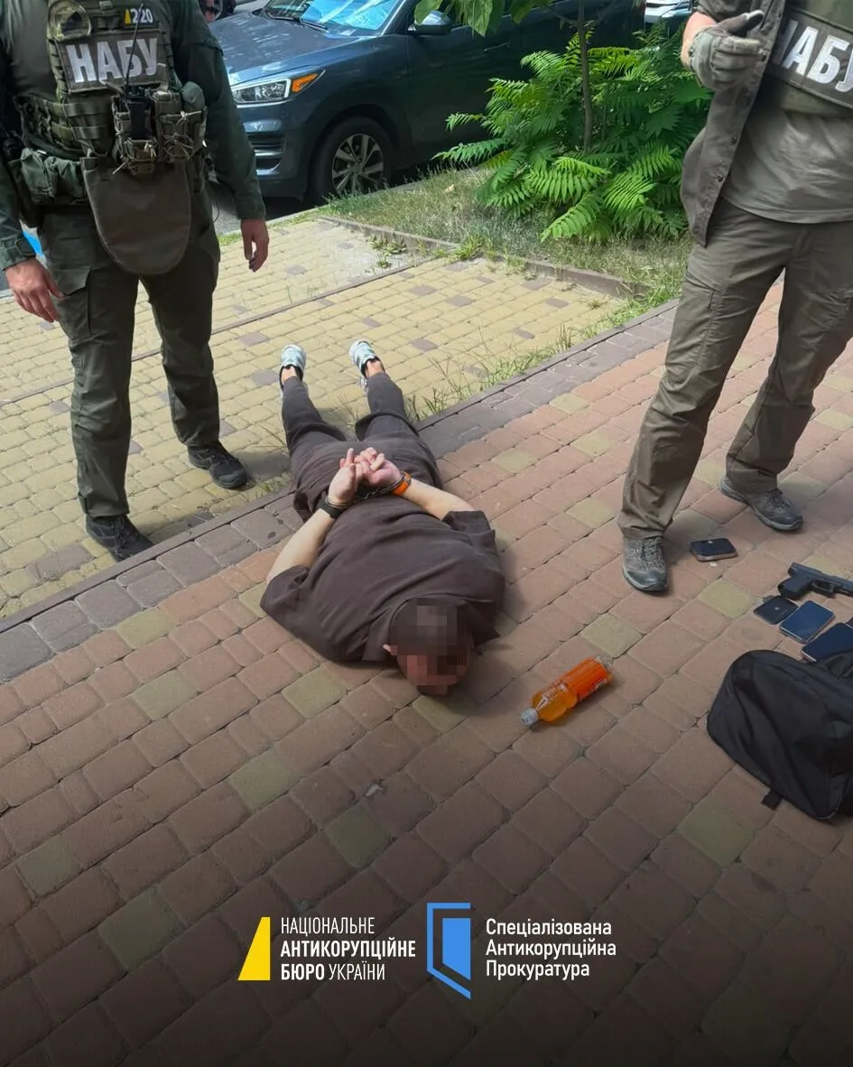 Затримання підозрюваного детективами НАБУ.