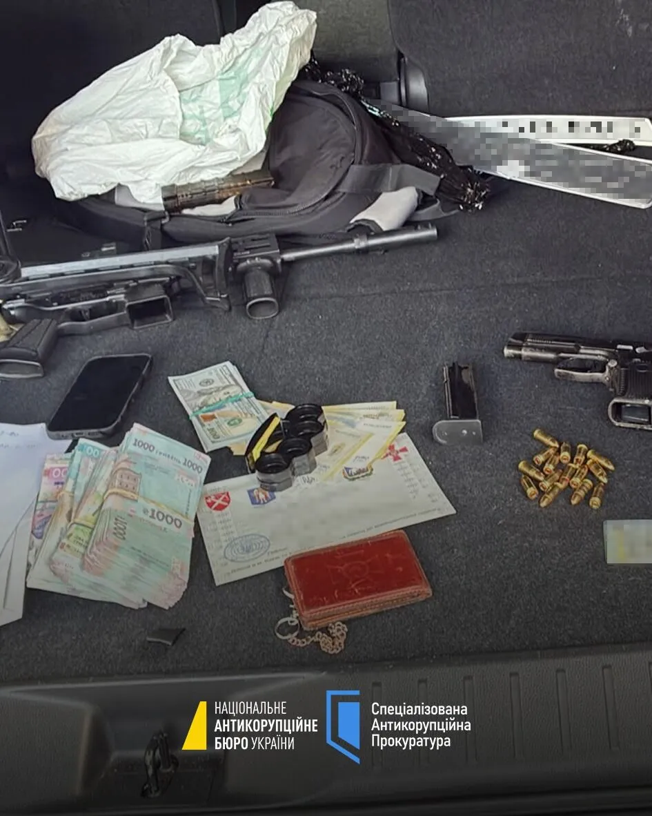 Вилучене в ході обшуку у фігуранта