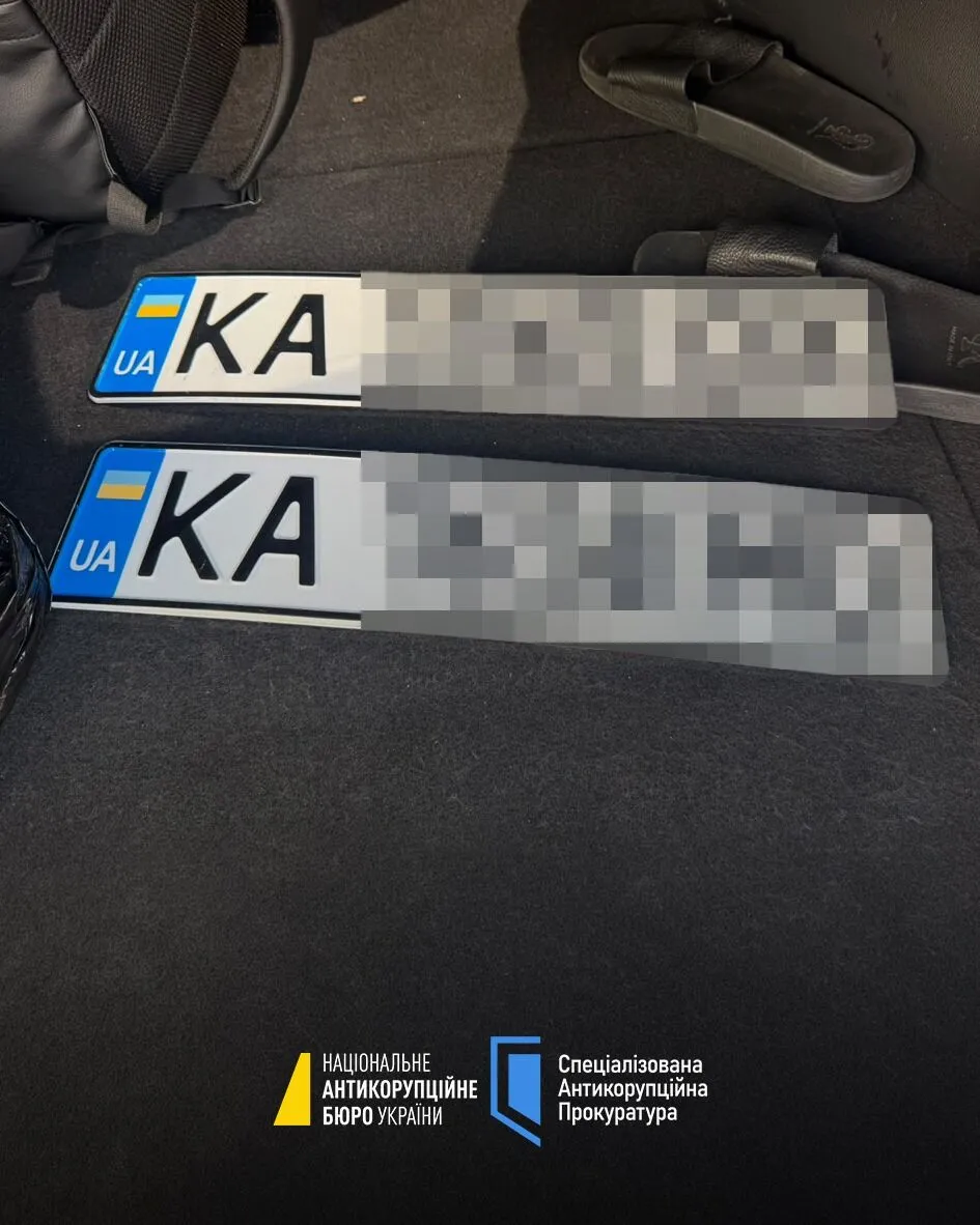 Вилучене в ході обшуку у фігуранта